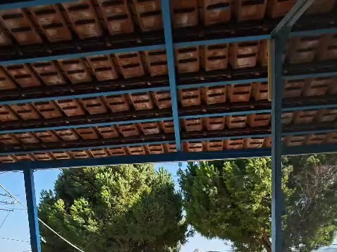 Ahşap çatılı gölgeli veranda
